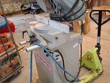 une machine posée sur une palette dans un entrepôt