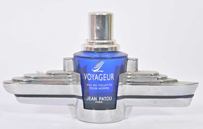 un flacon de parfum posé sur le pont d'un bateau