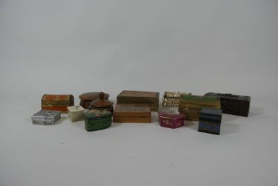tout un tas de savons de toutes sortes sur la table