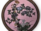 une photo d'une assiette rose décorée de fleurs