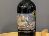 une bouteille de vin rouge posée sur une table en bois