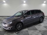 La Toyota Sienna grise est garée dans une grande pièce au sol carrelé en damier.