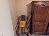 une chaise qui se trouve à côté d'une armoire dans une pièce