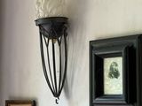 une lampe accrochée au mur à côté d'un radiateur