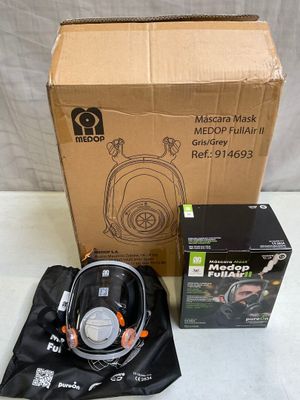 une photo montrant une boîte de casque audio et un sac posés sur une table