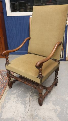 Fauteuil de style louis XIII à accotoirs assise et dossier velour...