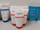 Plusieurs tubes de produits de soin pour la peau sont alignés sur une table