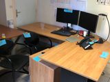 un bureau sur lequel se trouvent deux écrans d'ordinateur et un téléphone