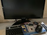 une image d'un écran d'ordinateur et d'un clavier sur un bureau