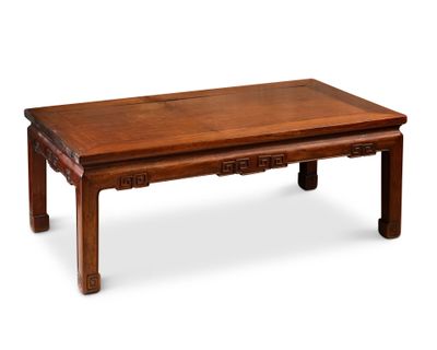 une image d'une table en bois sur fond blanc