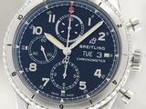 gros plan d'une montre-bracelet avec un cadran bleu
