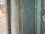 de nombreux matelas emballés dans du plastique dans un entrepôt