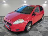 la voiture rouge est garée dans le garage sur le sol en damier