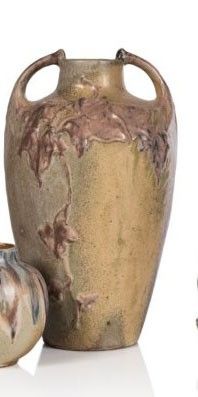 trois vases posés l'un à côté de l'autre sur une surface blanche