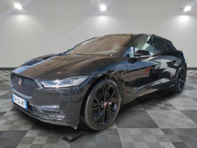La Jaguar I-Pace est garée sur un sol à damier dans un showroom