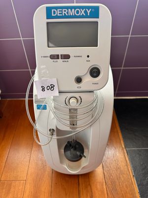 a machine that is sitting on the floor in the room