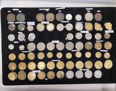 une image d'une vitrine remplie d'une multitude de pièces de monnaie de toutes sortes