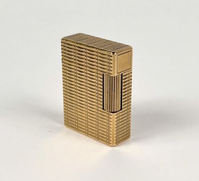 l'image d'un briquet doré posé sur une surface blanche