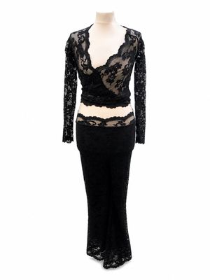 une robe de mannequin composée d'un haut et d'une jupe en dentelle noire