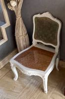 Deux chaises basses de style Louis XV en bois relaqué crème,… (photo 2)