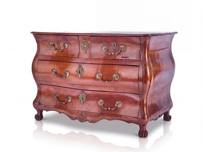 une commode en bois avec de nombreux tiroirs