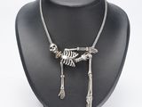Collier squelette plaqué argent sur le cou d'un mannequin noir