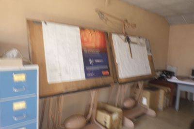 une photo d'une pièce avec un tas de papiers accrochés au mur