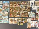 de nombreux tableaux différents accrochés au mur de cette pièce