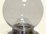 un vase en verre transparent avec un socle en métal, sur fond blanc