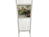 une photo d'une chaise blanche sur laquelle est accroché un tableau