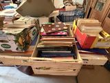 une pile de livres posée sur une table en bois