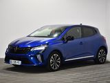 une voiture bleue garée dans une pièce au sol en damier