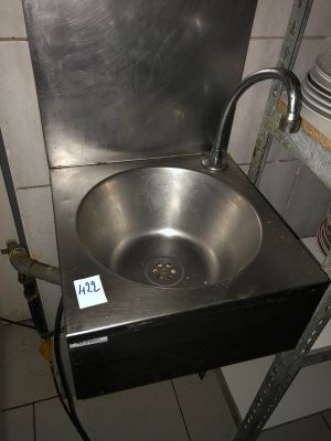 un évier en acier inoxydable dans le coin d'une cuisine