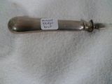 une cuillère en argent avec une étiquette, posée sur une serviette blanche