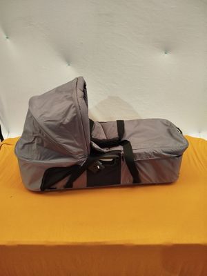 un sac posé sur une table