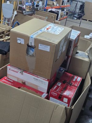 une pile de cartons empilés dans un entrepôt
