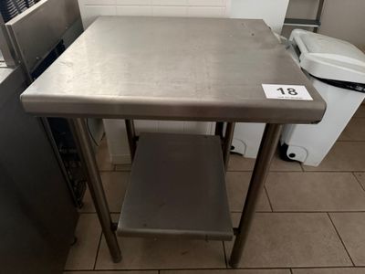 une table en inox dans la cuisine, sur laquelle est inscrit un numéro