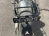 une moto équipée d'un side-car à l'arrière