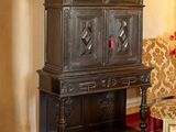 une armoire noire au milieu du salon
