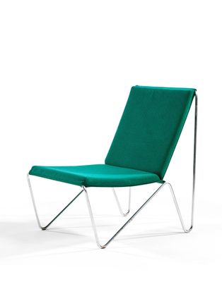 une image représentant une chaise verte avec une structure métallique sur fond blanc