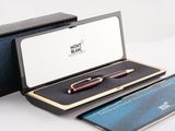 une boîte contenant un stylo et un bloc-notes