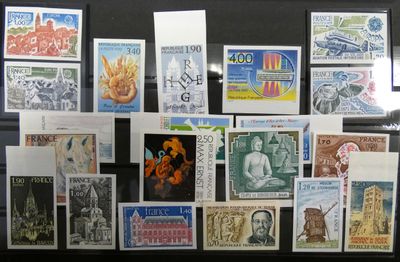 de nombreux timbres différents exposés sur une table noire