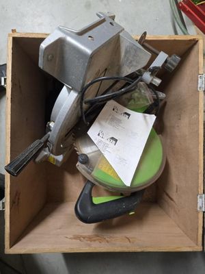 une boîte contenant un tas d'outils