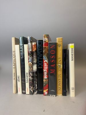 plusieurs livres sont empilés sur une table