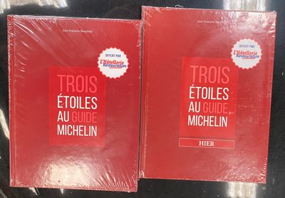 deux livres rouges posés sur une table l'un à côté de l'autre