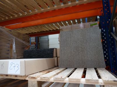une palette sur laquelle sont posées quelques cartons dans un entrepôt