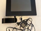 une tablette et un téléphone portable posés sur une table
