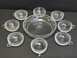 six tasses et une soucoupe au centre d'un cercle
