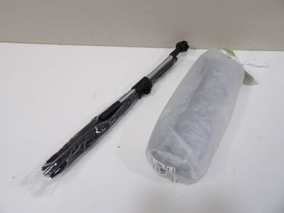 une brosse à dents et un tube de dentifrice posés sur une table
