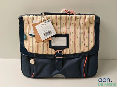 un sac muni d'une étiquette, posé sur une table